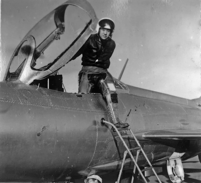 试飞员下歼-7飞机